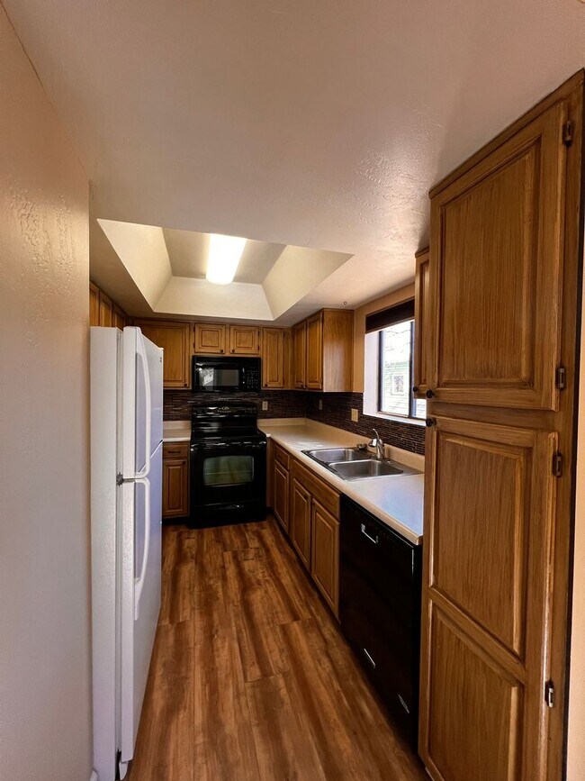 Building Photo - Close to Downtown Prescott!!