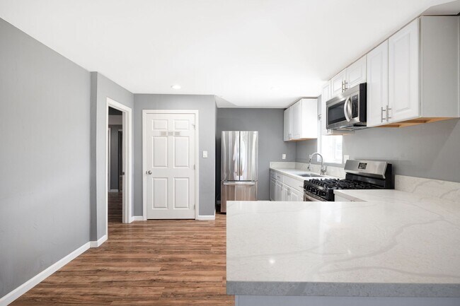 Foto del edificio - Spacious 3-Bedroom Upgraded Attached Home ...