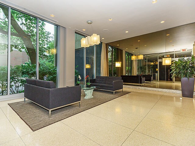 Foto del edificio - 1255 N Sandburg Terrace