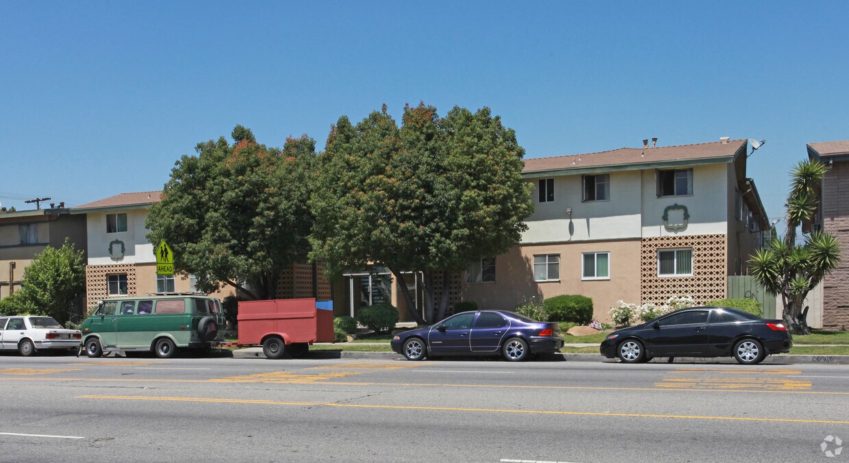 Primary Photo - 8760 Woodman Ave