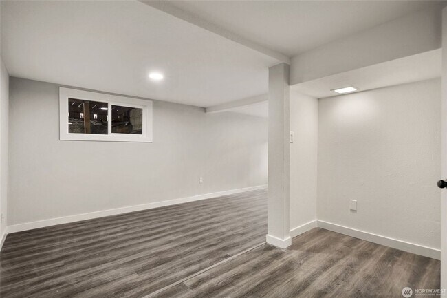 Building Photo - 5 Bedroom 2 Bathroom House with Large Lot