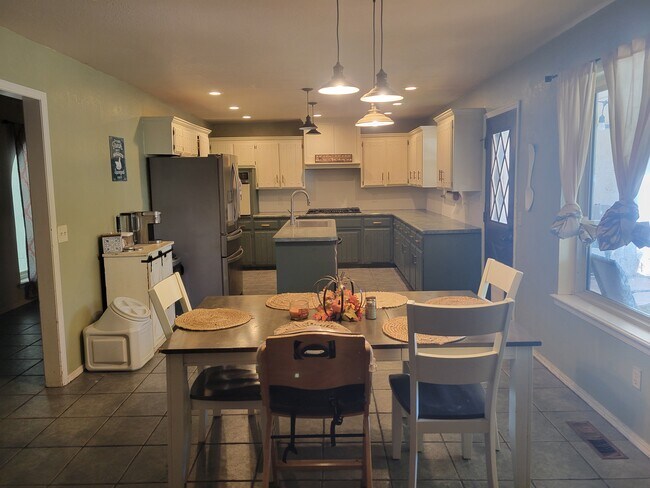 Building Photo - 2112 Bentham Pl