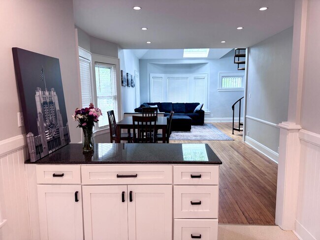 Foto del edificio - 816-818 Maryland Ave - Upstairs Unit 2