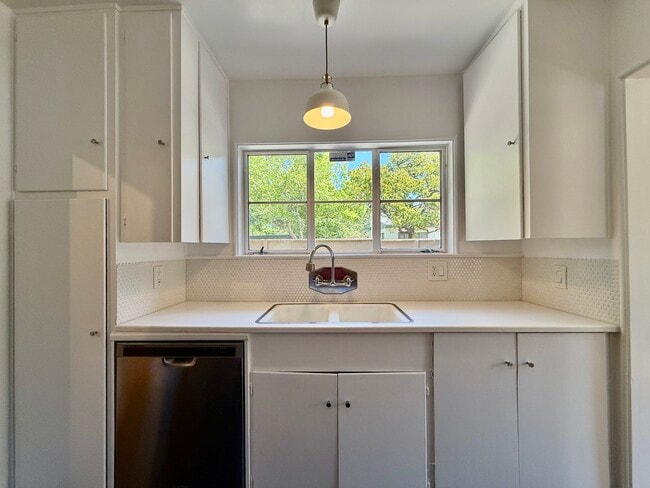 Building Photo - 5530 Village Grn