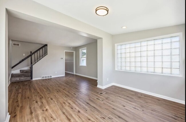 Foto del edificio - Fully Renovated Two-Bedroom Townhome In Du...