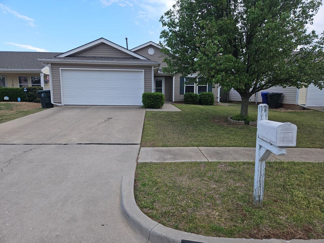 Foto principal - (3) Bed/(2) Bath in Poppy Grove Avail NOW!