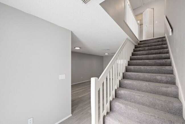 Building Photo - ***CUTE! Largo Townhome NOW *** 2 Bed. 1&1...