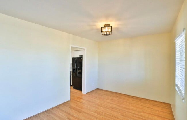 Building Photo - 2421 W Anderson Ave