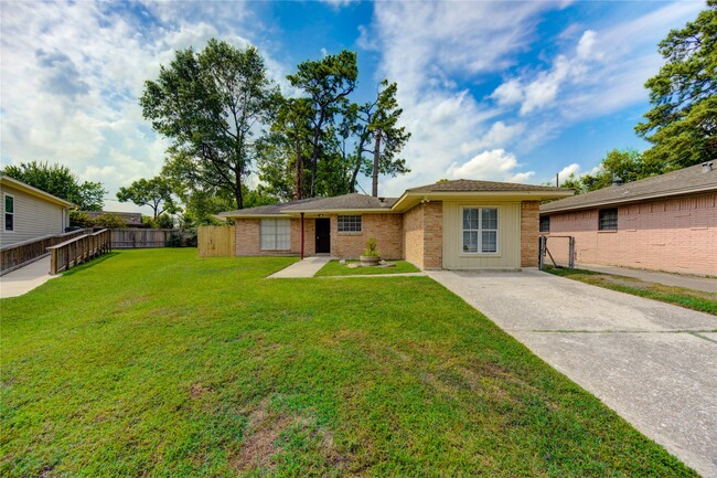 Building Photo - 9811 Shadydale Ln
