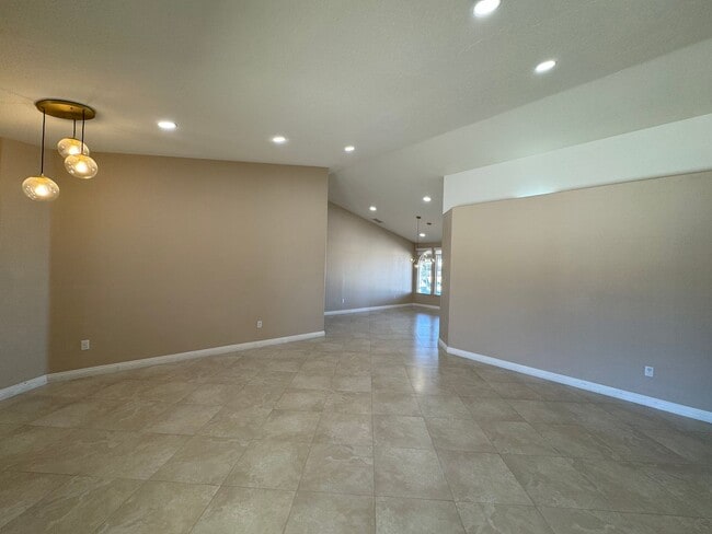Building Photo - Luxury Skyline Ranch Home with Pool & Stunning Views