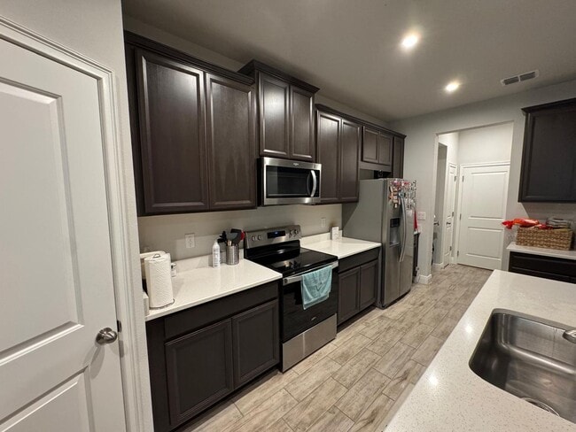 Building Photo - Beautifully maintained 3-bedroom, 2.5-bath...