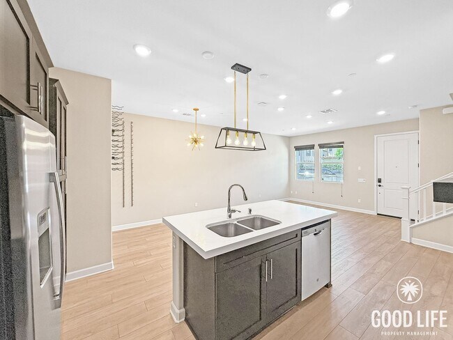 Foto del edificio - Bright 3BD/2.5BA Townhouse in Vista with Community Pool, In-Unit Laundry & 2-Car Garage