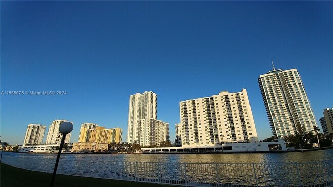 Building Photo - 800 Parkview Dr