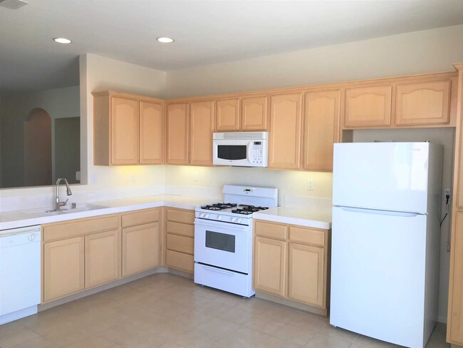 Kitchen - 65565 Acoma Ave