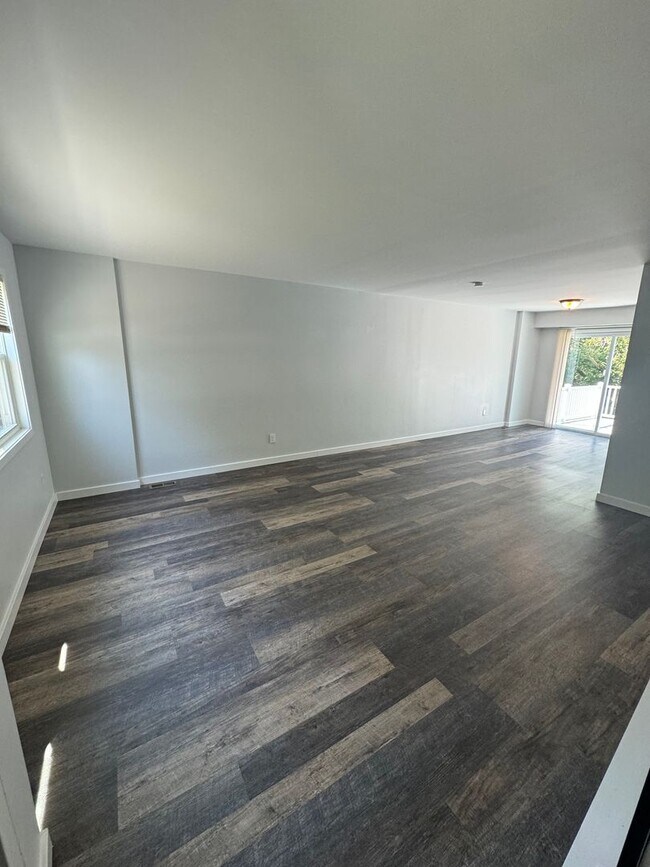 Foto del edificio - COMPLETELY REMODELED THREE BEDROOM Twin