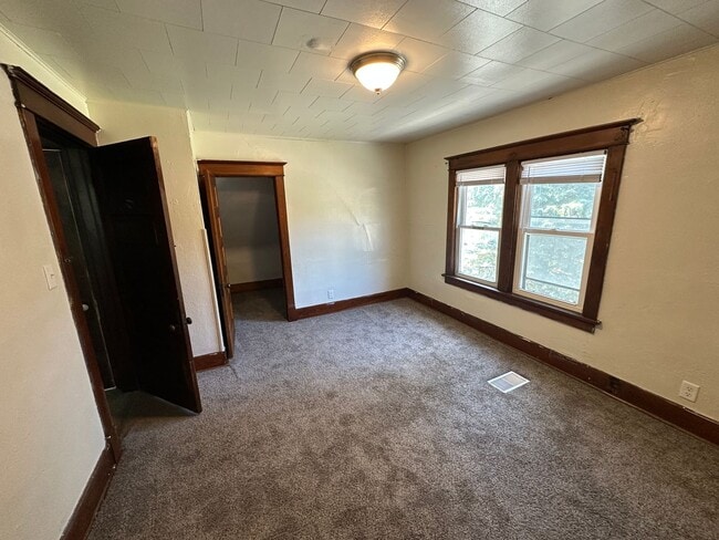 Building Photo - $1350 - 2 Bed 1 Bath Home
