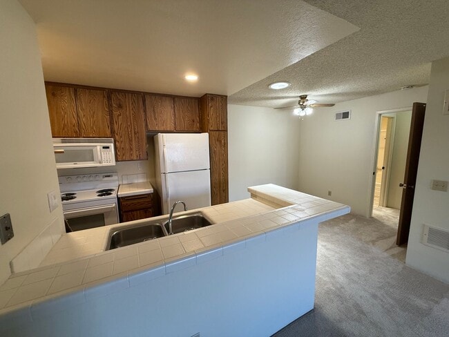 Building Photo - Spacious 1 Bedroom, 1 Bath Condo with Vaul...