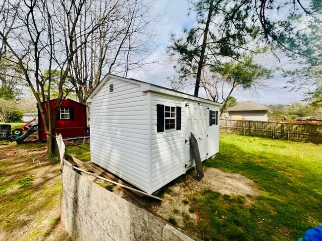 Foto del edificio - Renovated 3 bdrm/1.5 bath Home with Bonus Room and Dressing Room Located Near Hopkins Rd.