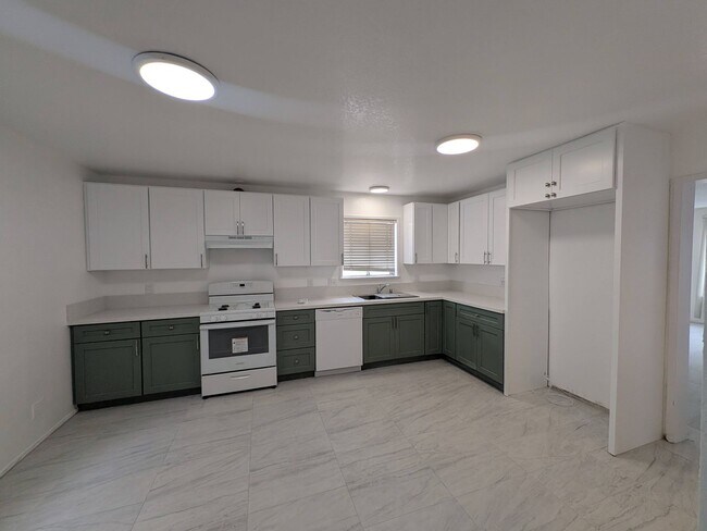 Foto del edificio - B- 6-Unit  9532-9536 1/2 Cedar Street.
