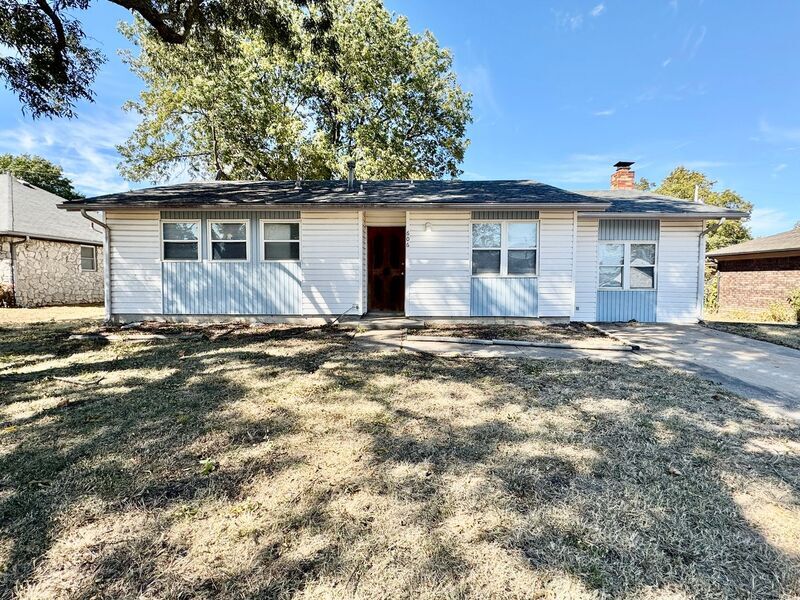 Primary Photo - 606 N Village Ave