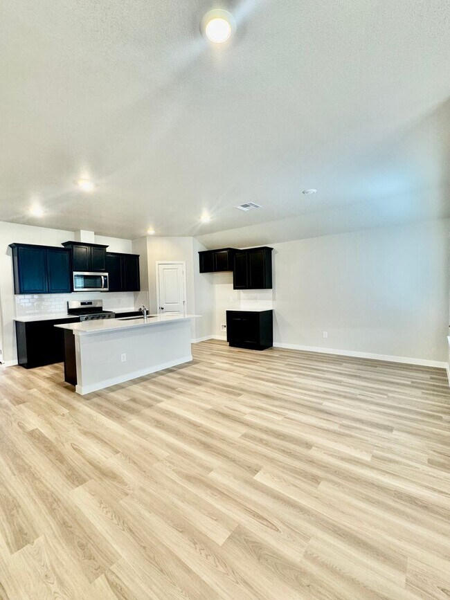 Foto del edificio - Brand-New 4-Bed, 2-Bath Home in London!