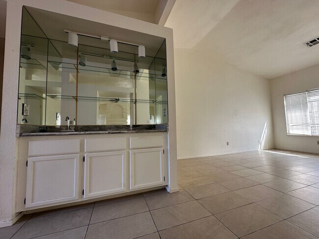 Foto del edificio - Great location. 3 bedroom single story Las Vegas home for rent.