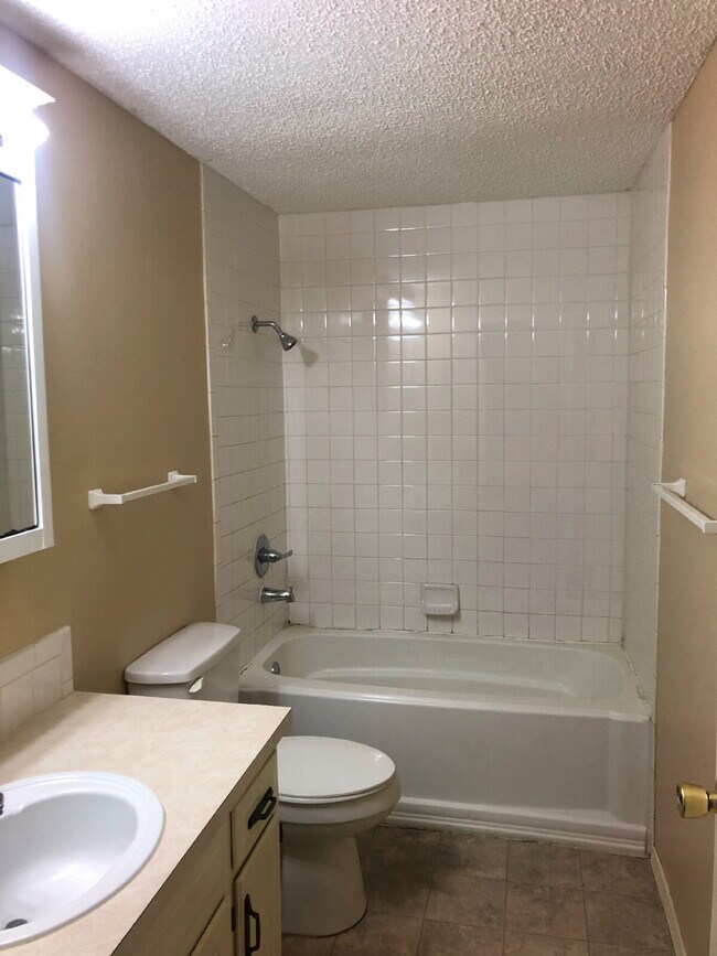 Foto del edificio - 3 Bedroom Duplex in Hollister