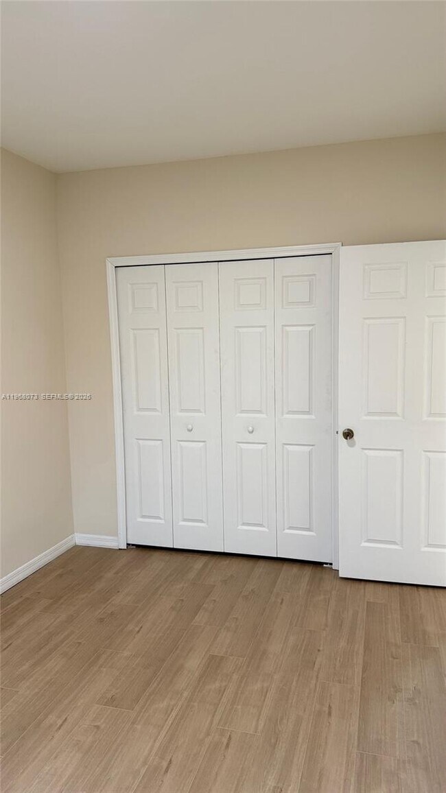 Foto del edificio - 3323 NE 11th Dr