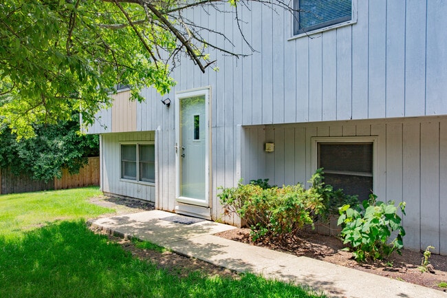 Building Photo - 213 W Winchester Rd