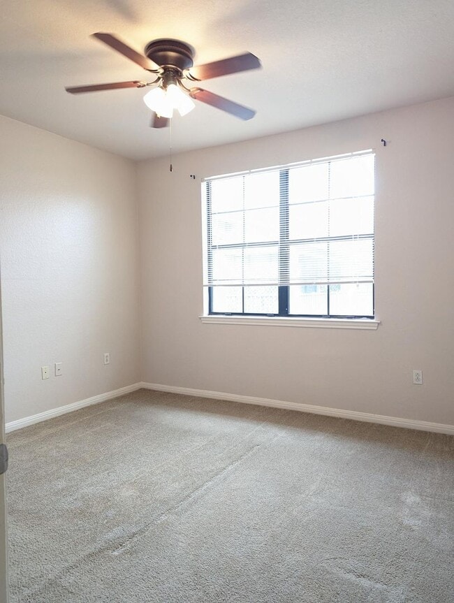 Building Photo - 1x1 A2 Spacious Sunroom: 642 Square feet f...
