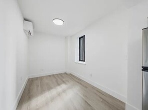 Building Photo - 300 E 96th St