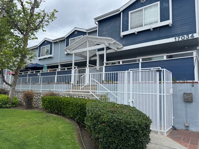 Foto del edificio - 17042 Downey Ave