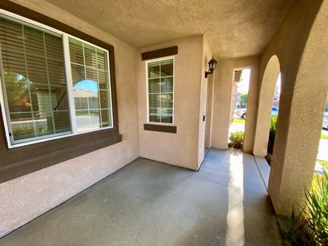 Building Photo - 4 bedroom home for LEASE in the Tierra Sho...