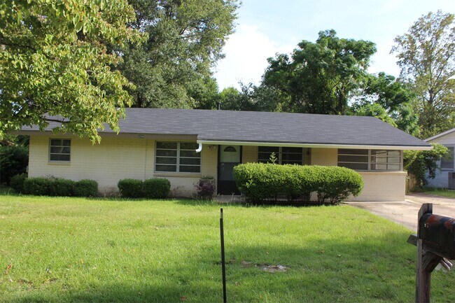 Building Photo - 2506 Brierwood Dr