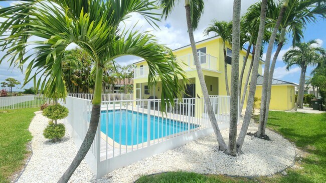 Foto del edificio - 1851 Corsica Dr