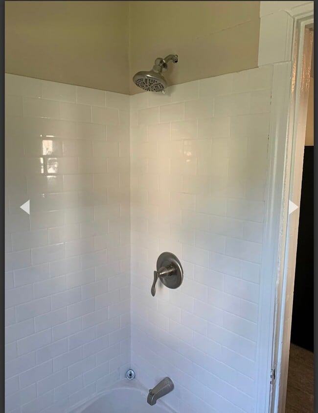 Building Photo - Beautiful 2 Bedroom 1 Bathroom Carriage Ho...