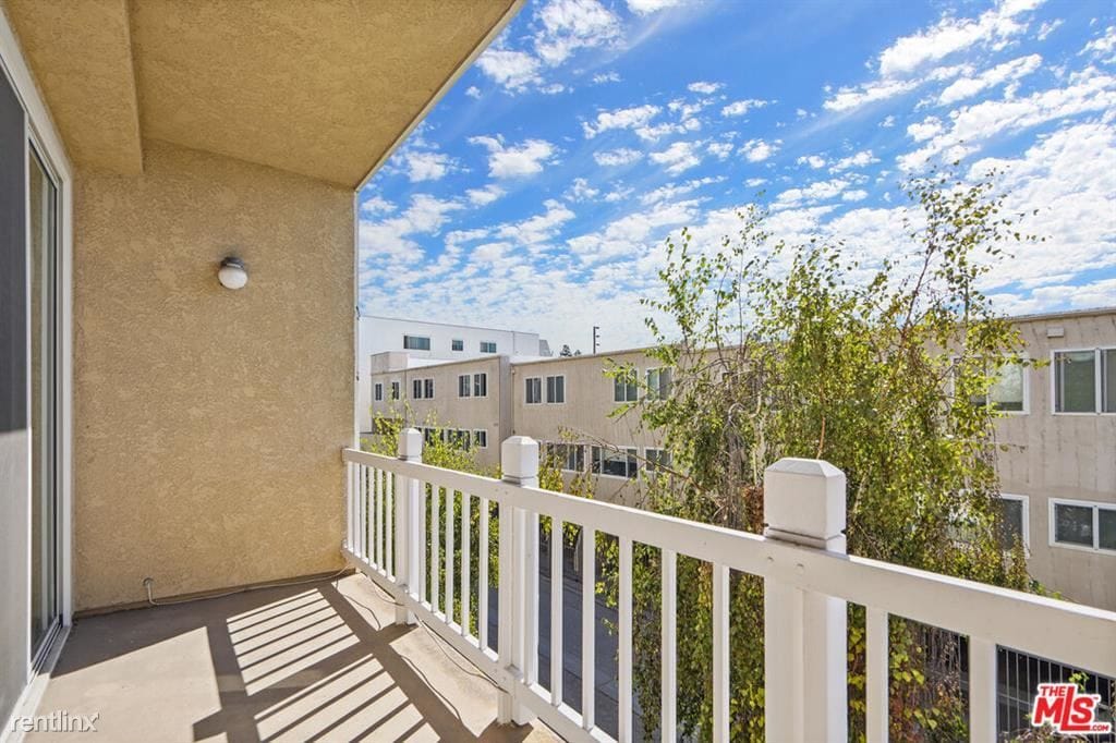 Primary Photo - 2 br, 1.5 bath Condo - 8505 Gulana Ave Uni...