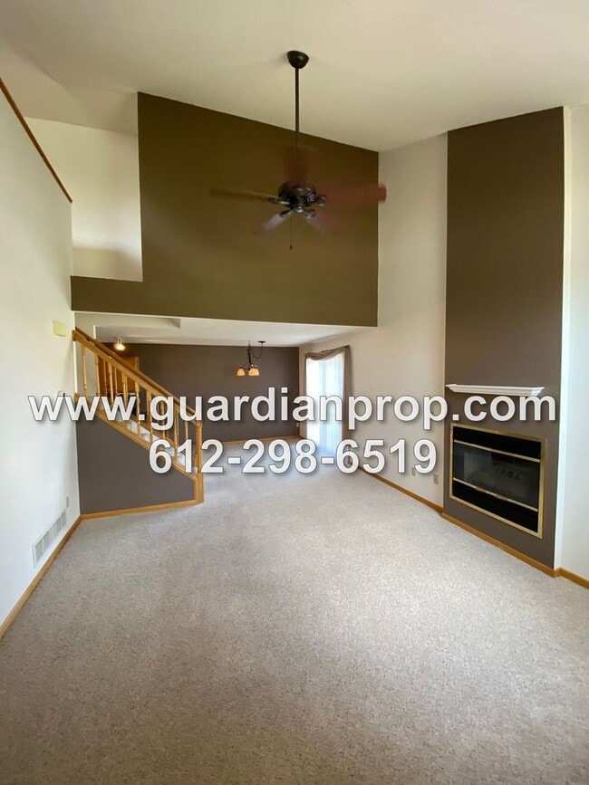 Foto del edificio - End Unit Townhouse Available May 1st, Vaulted Ceilings, Loft Area, Patio w/Yard Space, 2 Car Gara...