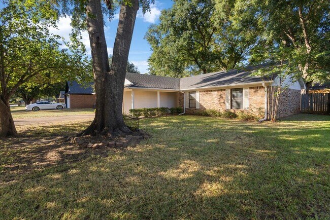 Building Photo - 907 Peggy Dr