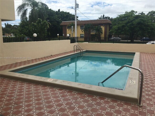 Foto del edificio - 555 NE 123rd St
