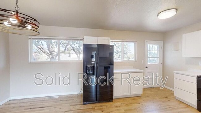 Building Photo - 1618 Shasta Dr