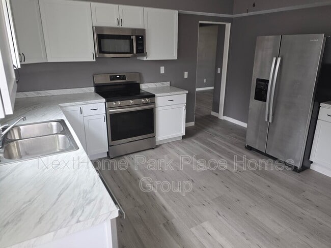 Building Photo - 3000 Dartmouth Dr