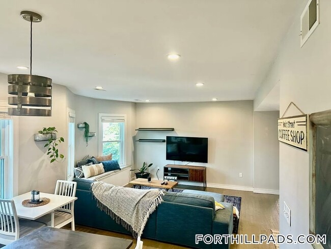 Building Photo - 17-19 Highland St.