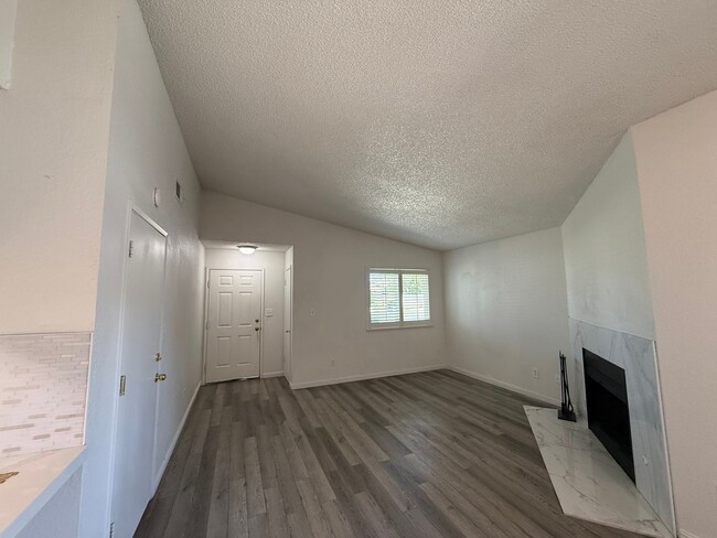 Foto del edificio - Two-bedroom single story in NW Modesto!
