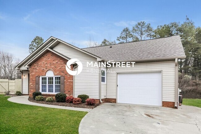 Foto del edificio - 3 Bedroom Pet-Friendly Home in Monroe, NC with Main Street Renewal