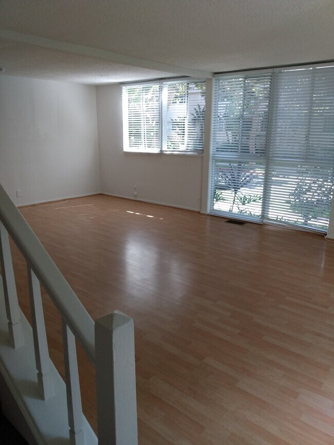 Building Photo - 305 S Rexford Dr