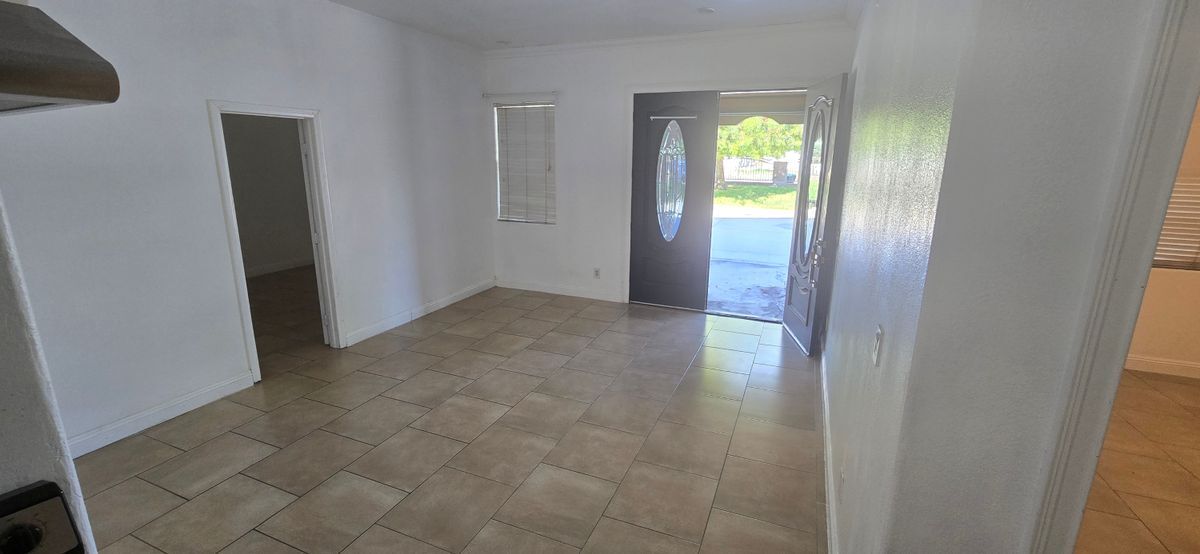 Foto del edificio - 9456 Elm Ave