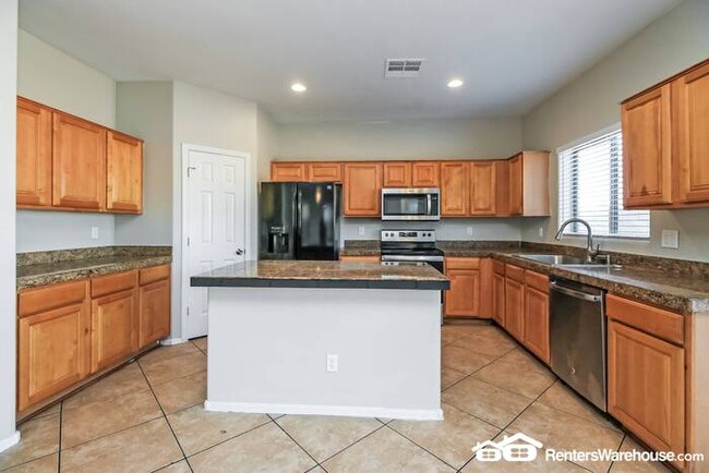 Building Photo - Large 6 bed 3 full bath 2 story huge home ...