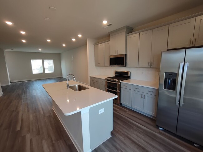 Building Photo - Move In Ready Townhome located in City Park!