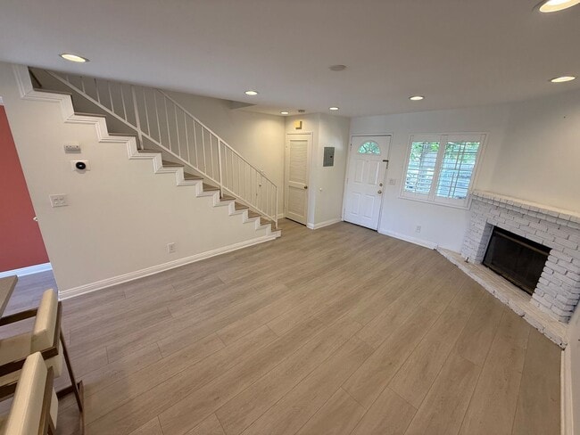 Building Photo - 2 bed / 2 bath two story in prime La Cresc...